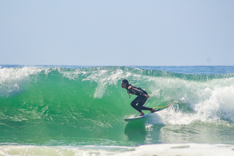 Leia mais sobre o artigo “Surf Perfeito na Praia de 4 Ilhas: Manobras, Harmonia e Cliques Inesquecíveis!”