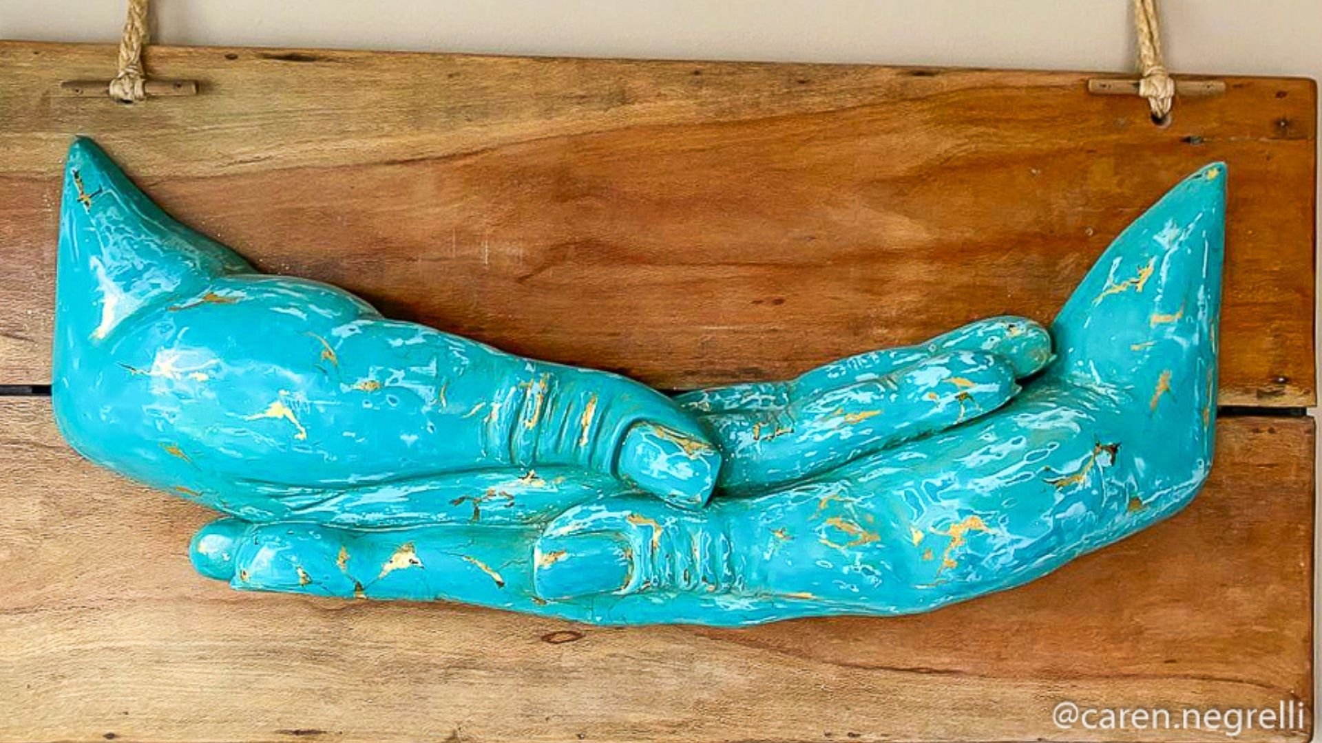 Obra ACALENTO de Caren Negrelli - mãos em turquesa com folha de ouro