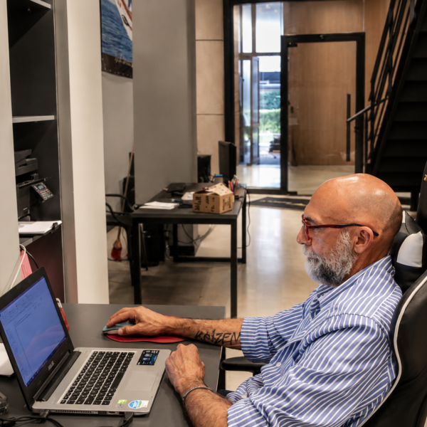 Foto RC Pereira Trabalhando com o notbook no escritório na Brava